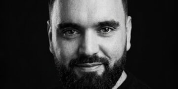 Vedran Obradović, founder of Vizura Studio®, in a black-and-white portrait